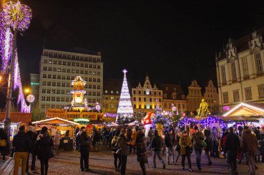 Wroclaw, Polonya - 09 Aralık 2017: Yıllık Noel Pazarı 'nda Birçok İnsan Yürüyor