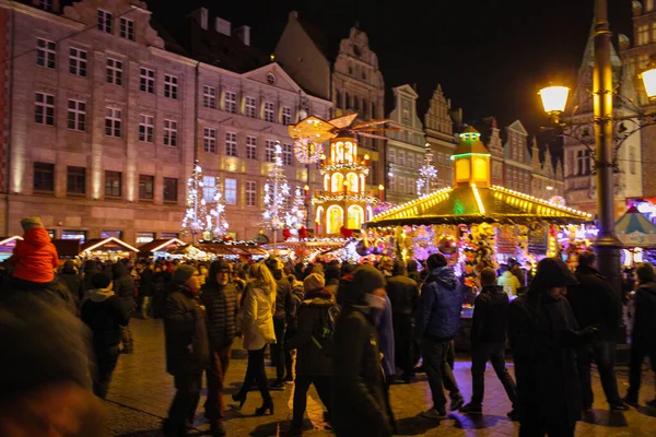 Wroclaw Polsko Prosince 2017 Mnoho Lidí Chodí Každoročním Vánočním Trhu — Stock fotografie
