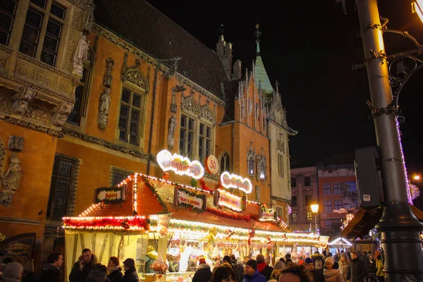 Wroclaw Polônia Dezembro 2017 Muitas Pessoas Caminham Mercado Anual Natal — Fotografia de Stock