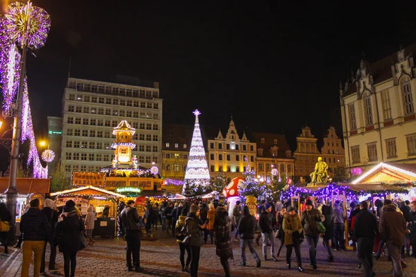 Wroclaw Polsko Prosince 2017 Mnoho Lidí Chodí Každoročním Vánočním Trhu — Stock fotografie