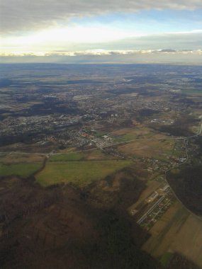Uçuş sırasında uçak penceresinden görüntüle