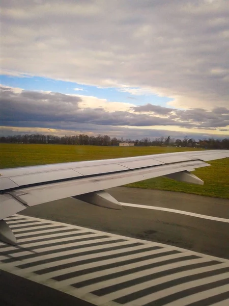 Vista Pasarela Ala Del Avión Través Del Ojo Buey —  Fotos de Stock