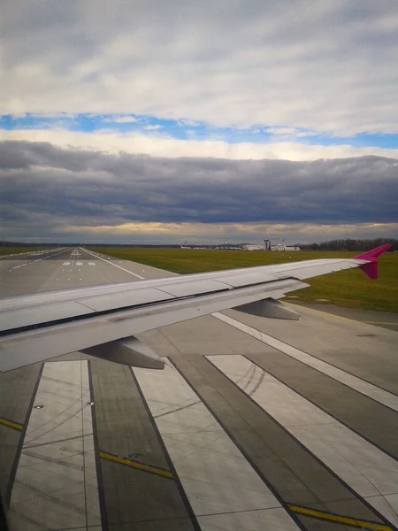 RunwayとThe Wing Plane Portholeの眺め — ストック写真