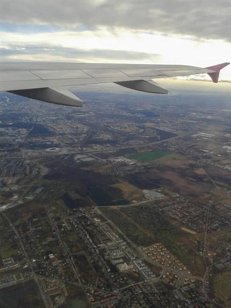 在飞行过程中从飞机窗口观看 — 图库照片