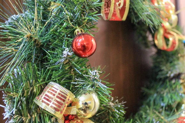 クリスマスだ 人工のクリスマスツリーはクリスマスの装飾とクリスマスライトガーランドで飾られています — ストック写真