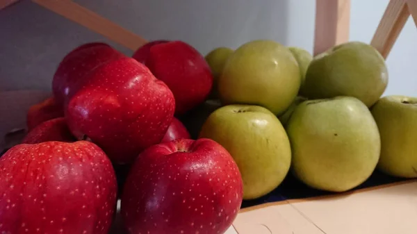 Unas Pocas Manzanas Rojas Verdes Paran Estante Madera — Foto de Stock