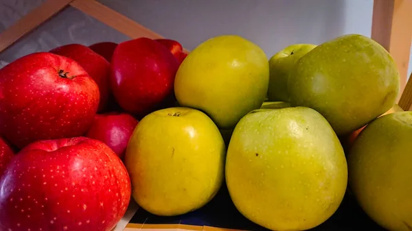 Unas Pocas Manzanas Rojas Verdes Paran Estante Madera — Foto de Stock