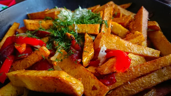 Fatias Batatas Fritas Pimentas Grelhadas Temperadas Com Alho Pimenta — Fotografia de Stock