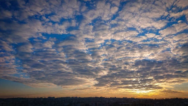 Mooie Zonsopgang Diepblauwe Lucht Volledig Bedekt Met Witte Wolken — Stockfoto