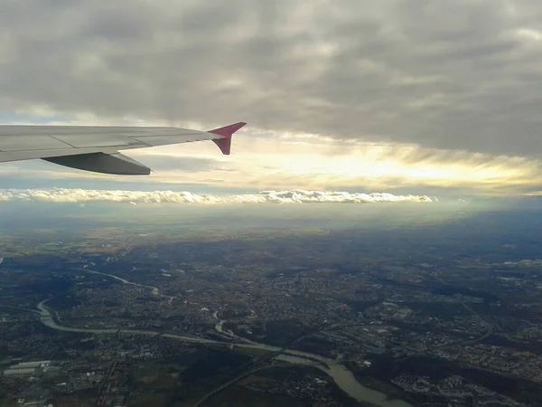 飛行中の飛行機の窓からの眺め — ストック写真