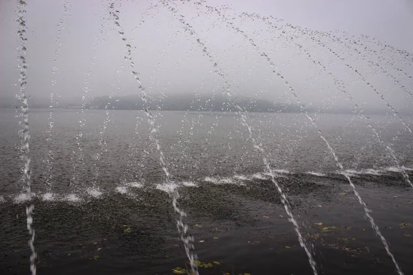 Jets Fountain Fall Lake Forming Lot Splashes Opačný Břeh Pozadí — Stock fotografie