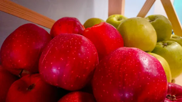 Few Red Green Apples Stand Wooden Shelf — Stock Photo, Image