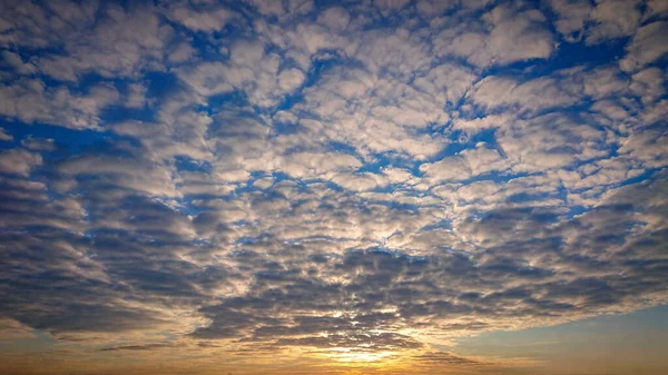 Schöner Sonnenaufgang Der Tiefblaue Himmel Ist Komplett Mit Weißen Wolken — Stockfoto