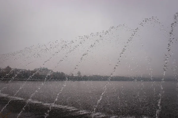 Jets Fountain Fall Lake Forming Lot Splashes Opačný Břeh Pozadí — Stock fotografie