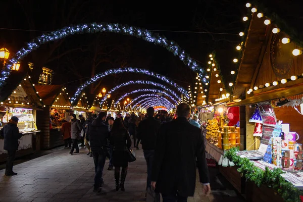 Lviv Ucrânia Dezembro 2017 Pessoas Caminham Mercado Anual Natal Noite — Fotografia de Stock