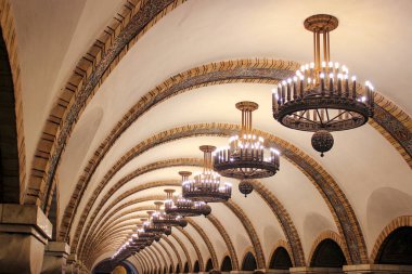 Kyiv, Ukrayna - 16 Nisan 2018 Metro İstasyonlarından birinde Tasarım ve Aydınlatma