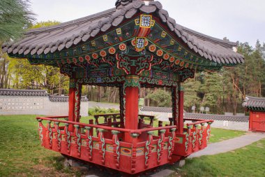 Kyiv, Ukrayna - 16 Nisan 2018: Kore Bahçesinde Yürürken Güzel Manzara