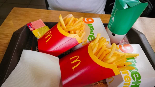 Kiev Ucrânia Abril 2018 Deliciosa Comida Mcdonald Batatas Fritas Hambúrguer — Fotografia de Stock