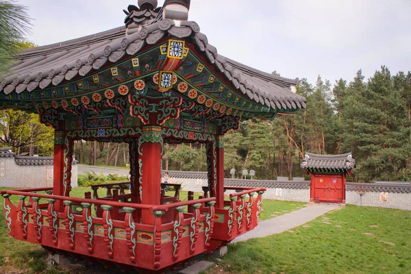 Kyiv, Ukrayna - 16 Nisan 2018: Kore Bahçesinde Yürürken Güzel Manzara