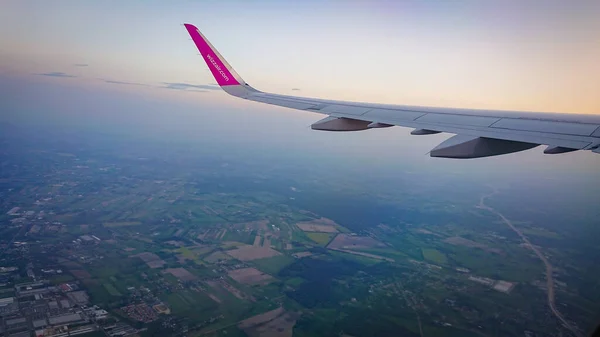 ワルシャワ ポーランド 2018年5月10日 飛行中のウィズ航空会社の飛行機窓からの眺め — ストック写真