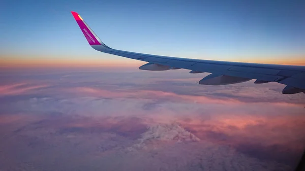 比利时布鲁塞尔 2018年5月10日 从Wizz航空公司飞机窗口看日落 — 图库照片