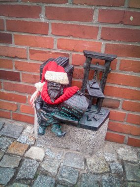 Wroclaw, Polonya - 10 Aralık 2017: Gnome Drukarz Kacper (Yazıcı Caspar olarak bilinir) Wroclaw 'daki Tumski köprüsü yakınlarında Noel zamanı.