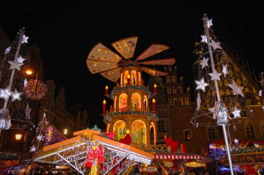 Wroclaw, Polonya - 09 Aralık 2017: Yıllık Noel Pazarı 'nda Birçok İnsan Yürüyor