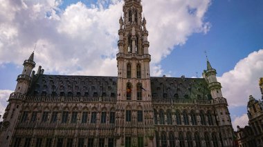 Brüksel, Belçika - 11 Mayıs 2018: Güneşli bir bahar gününde Turistlerle Dolu Antik Gotik Gotik Büyük Meydan (Ayrıca Kullanılan Büyük Meydan veya Grote Markt).