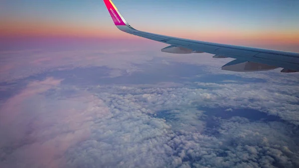 ブリュッセル ベルギー 2018年5月10日 ウィズ航空会社の飛行機の窓からの夕日を見る — ストック写真