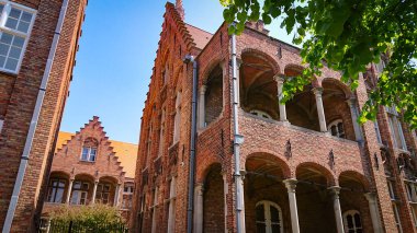Bruges, Belçika 'daki Eski Tuğla Evlerin Çatı ve Pencereleri