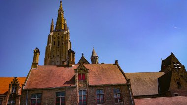 Bruges, Belçika 'daki Eski Tuğla Evlerin Çatı ve Pencereleri