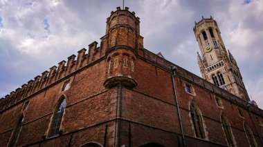 Bruges, Belçika 'daki Eski Tuğla Evlerin Çatı ve Pencereleri