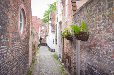 Bruges, Belçika 'daki Tuğla Evler Arasındaki Boş Orta Çağ Sokağı