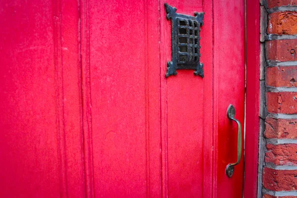 Czerwone Stare Drewniane Drzwi Murowanym Domu — Zdjęcie stockowe