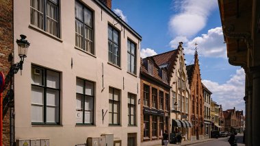 Bruges, Belçika - 12 Mayıs 2018: Güneşli bir günde Turistler ve Yerel Yürüyüş