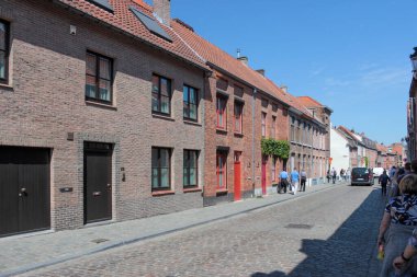 Bruges, Belçika - 12 Mayıs 2018: Güneşli bir günde Turistler ve Yerel Yürüyüş