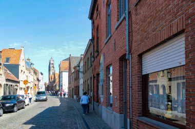 Bruges, Belçika - 12 Mayıs 2018: Güneşli bir günde Turistler ve Yerel Yürüyüş