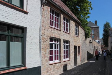 Bruges, Belçika - 12 Mayıs 2018: Güneşli bir günde Turistler ve Yerel Yürüyüş