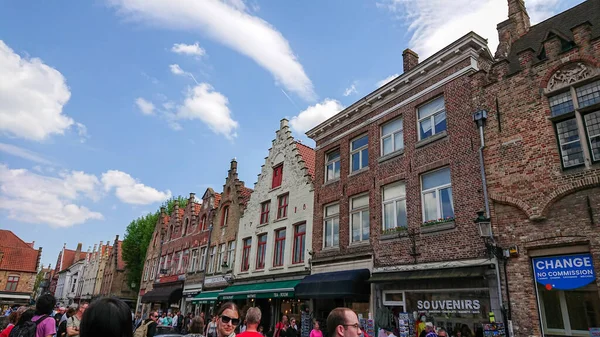 Brujas Bélgica Mayo 2018 Turistas Lugareños Caminan Día Soleado — Foto de Stock