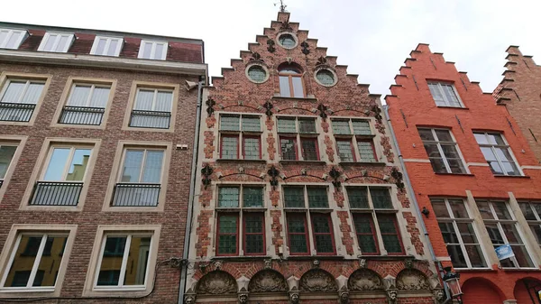 Крыши Окна Старых Аутентичных Кирпичных Домов Брюгге Бельгия — стоковое фото