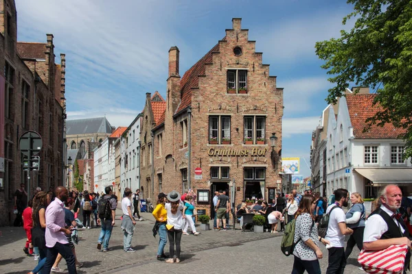 Bruges, Belçika - 12 Mayıs 2018: Güneşli bir günde Turistler ve Yerel Yürüyüş