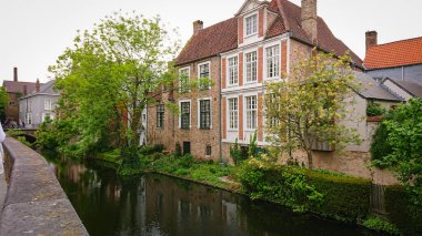 Belçika 'nın Bruges şehrindeki Kanal üzerindeki Otantik Evlerin Güzel Manzarası.