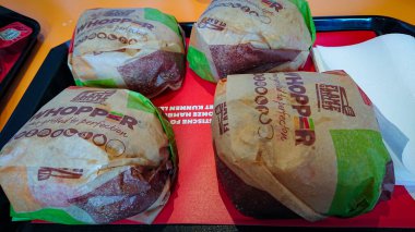 Bruges, Belçika - 12 Mayıs 2018: Burger King in Main Square Bruges 'de Dört Lezzetli Burger Whopper