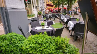 Bruges, Belçika - 12 Mayıs 2018: Sint-amandsstraat Caddesi 'ndeki Boş Masalar