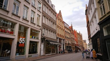 Bruges, Belçika - 12 Mayıs 2018: Turistler ve yerliler Güneşli bir günde Spanjaardstraat Caddesi 'nde Yürüyorlar