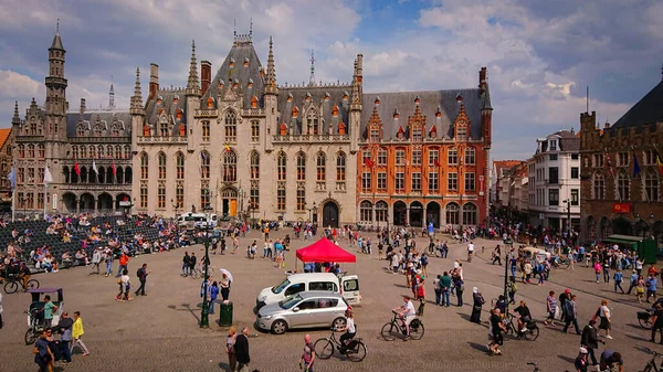 Bruges Bélgica Maio 2018 Turistas Locais Caminham Dia Ensolarado Praça — Fotografia de Stock