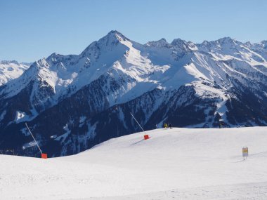 Kar kaplı dağlar Mayrhofen Avusturya kayak tatil
