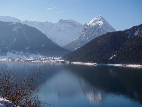 Kar kaplı dağ zirveleri ve Avusturya'da Achensee kıyı Gölü için Pertisau şehir
