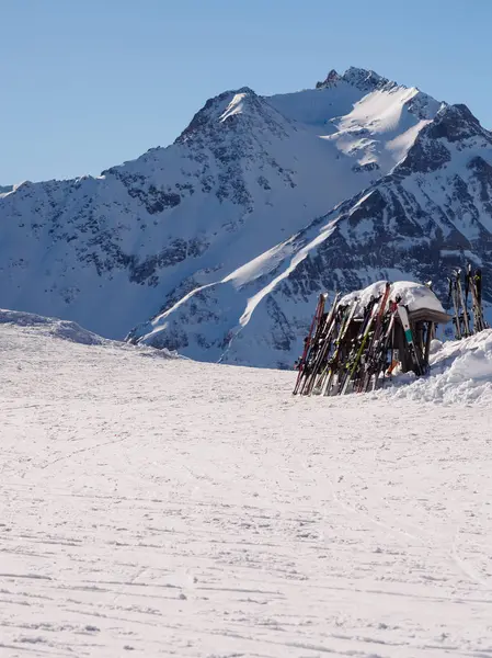 Pila Esquís Frente Pico Nieve Mayrhofen Austria —  Fotos de Stock