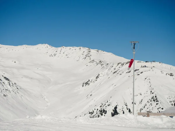 Velocímetro Viento Windsock Frente Montaña Cubierta Nieve Mayrhofen Austria —  Fotos de Stock
